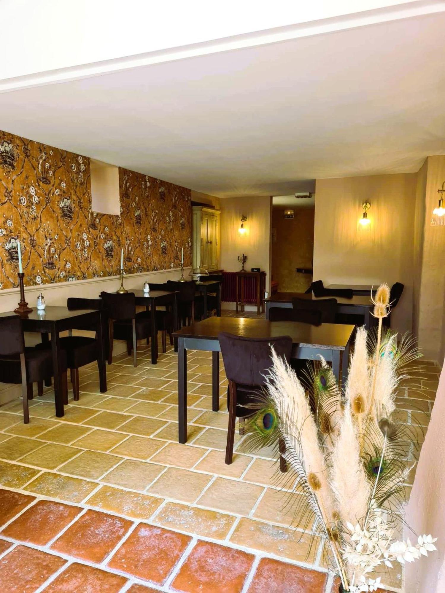 Logis Hotel Le Boudoir Belvès Exteriör bild